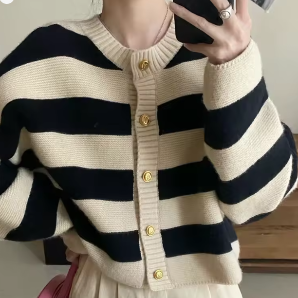 سترة نسائية مخططة بأزرار أمامية وياقة V – خريف 2025