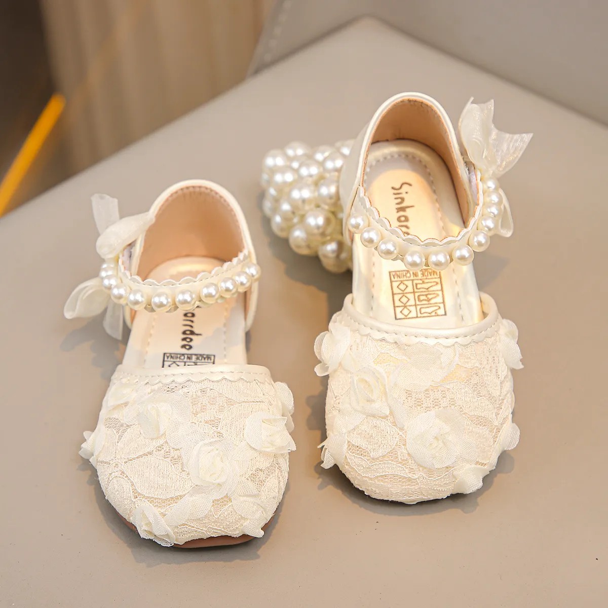 فتيات زهرة بتلال أحذية صغيرة واحدة 2025 صيف منتصف وصغار الأطفال حلو الشبكة اللؤلؤ الصلبة شبكة شبكة أحذية واحدة