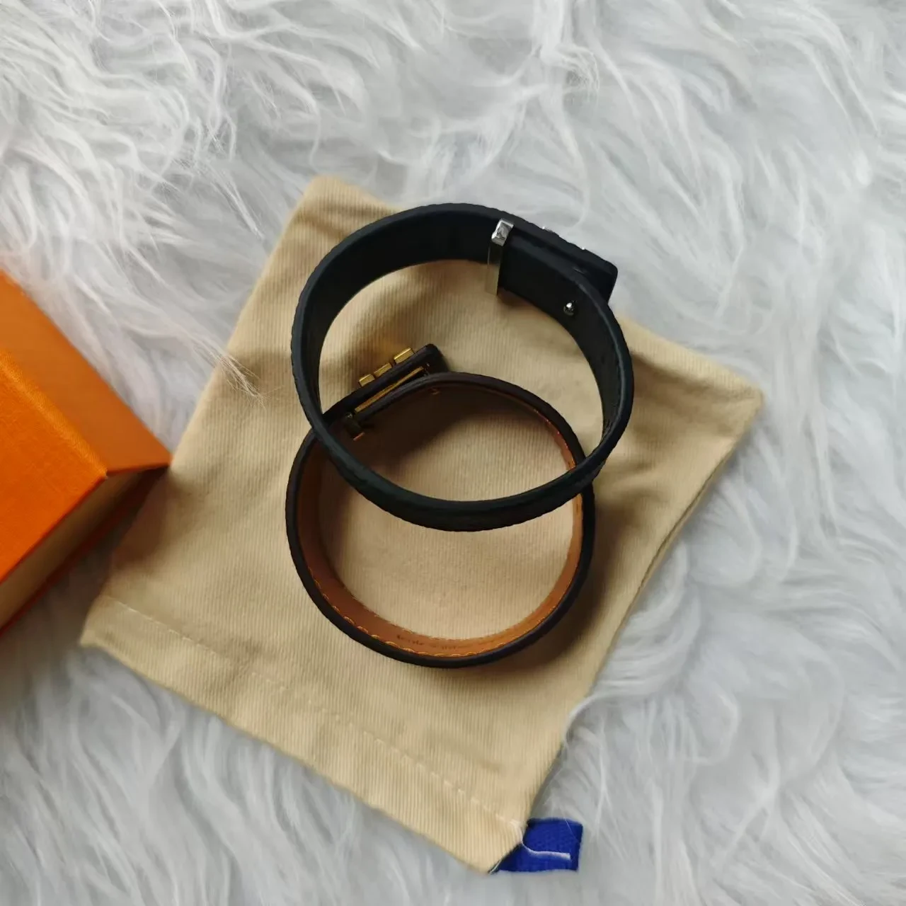 أساور فاخرة من تصميم العلامة التجارية للرجال والنساء، أساور عصرية للجنسين، أساور جلدية من الفولاذ والتيتانيوم مع صندوق