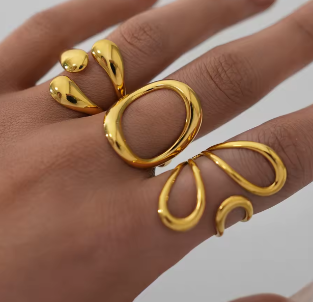 خاتم نسائي عصري من الفولاذ المقاوم للصدأ – مطلي بالذهب