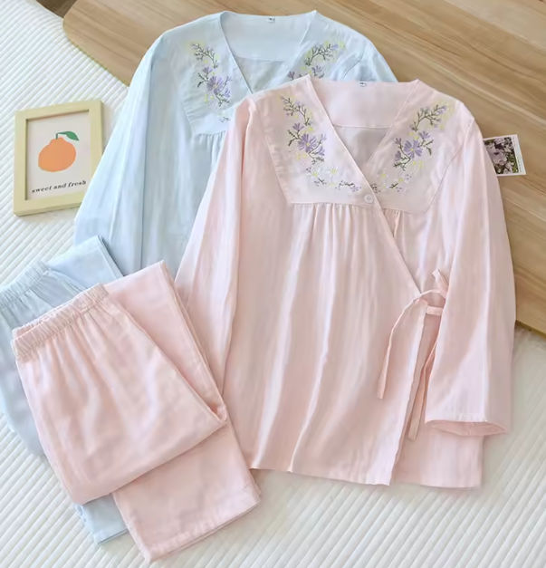طقم بيجاما نسائي من الشاش القطني – ملابس نوم ربيعية صيفية مطرّزة ومطبّعة