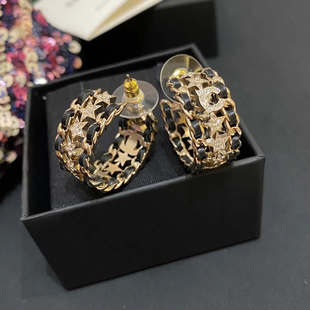 أقراط متدلية فاخرة ذات شكل دائري صغير مجوف بتصميم رائع مع جلد أسود أصلي على شكل ماسة مع ختم PS7472A