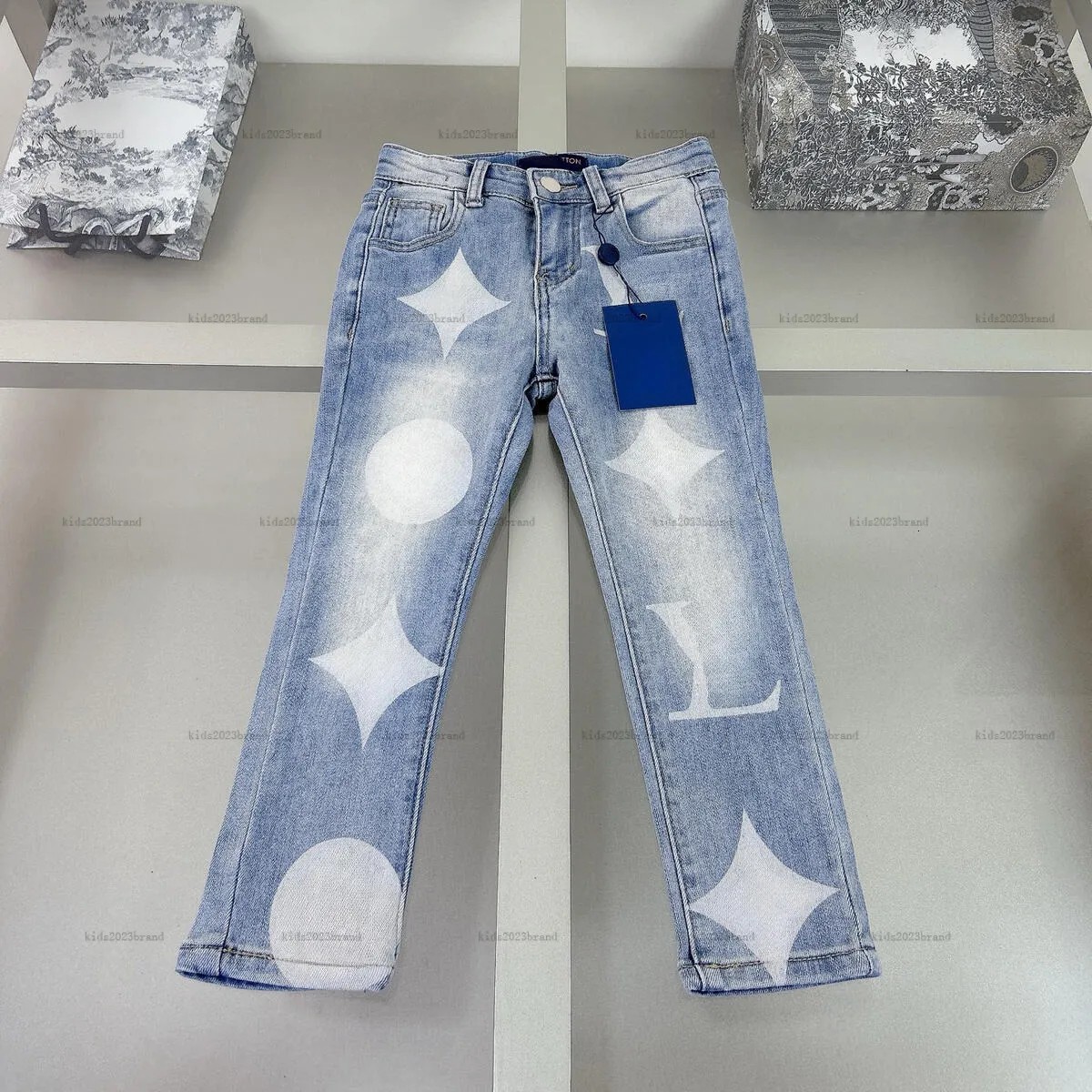 جينز جديد جينز الخريف زهرة بيضاء نمط الأطفال السراويل سراويل الأطفال مصمم الملابس غسل سراويل الطفل درجة الحرارة A736x20N185