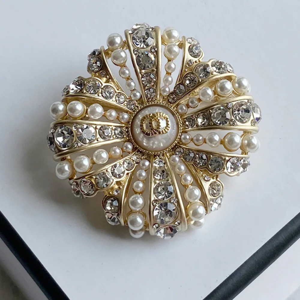 Street Girl Embossed Brooch Luxury 18K Gold Plated Crystal Pearl Brooches Party Gift Luxury Lapel Brooch Designer Unisex Badge Brooch Spring Fashion Accessories