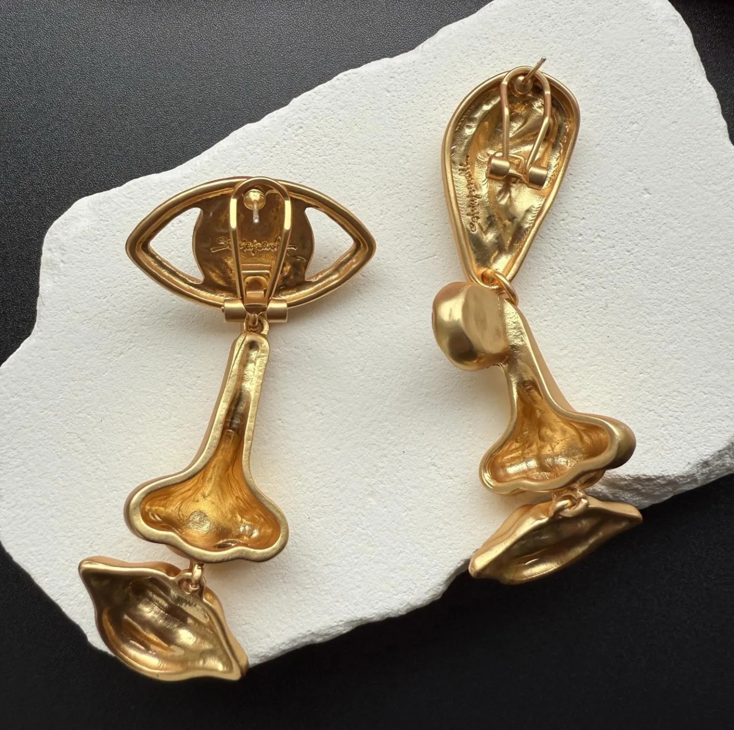 قرط أذن غير متماثل بتصميم جديد للنساء على شكل عين الشيطان من النحاس المذهب ومينا العين من تصميم Schiaparelli-R10012101