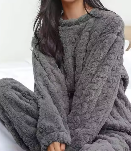 طقم بيجامة نسائية شتوية من المخمل المرجاني – طقم منزل دافئ مكون من قطعتين برقبة دائرية وتصميم منفوش مريح